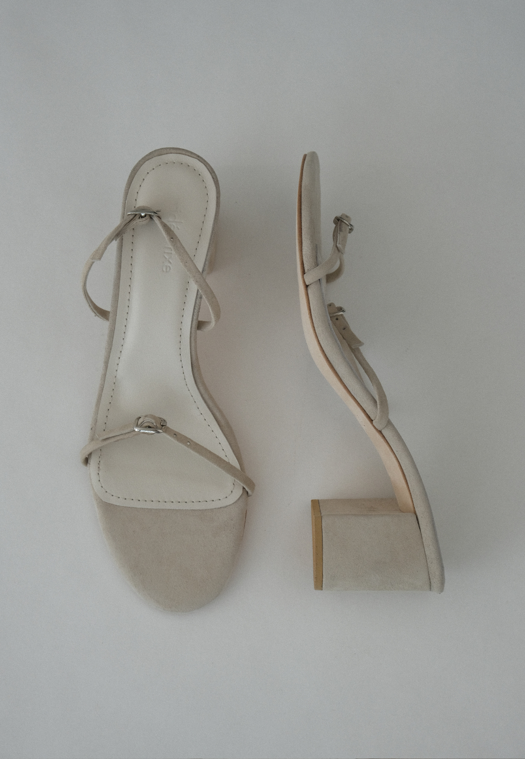 BUCKLE HEELED SANDALS | Beige Suede