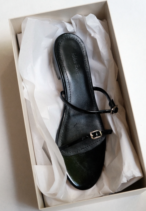 MINI BUCKLE HEELED SANDALS | SHINY BLACK