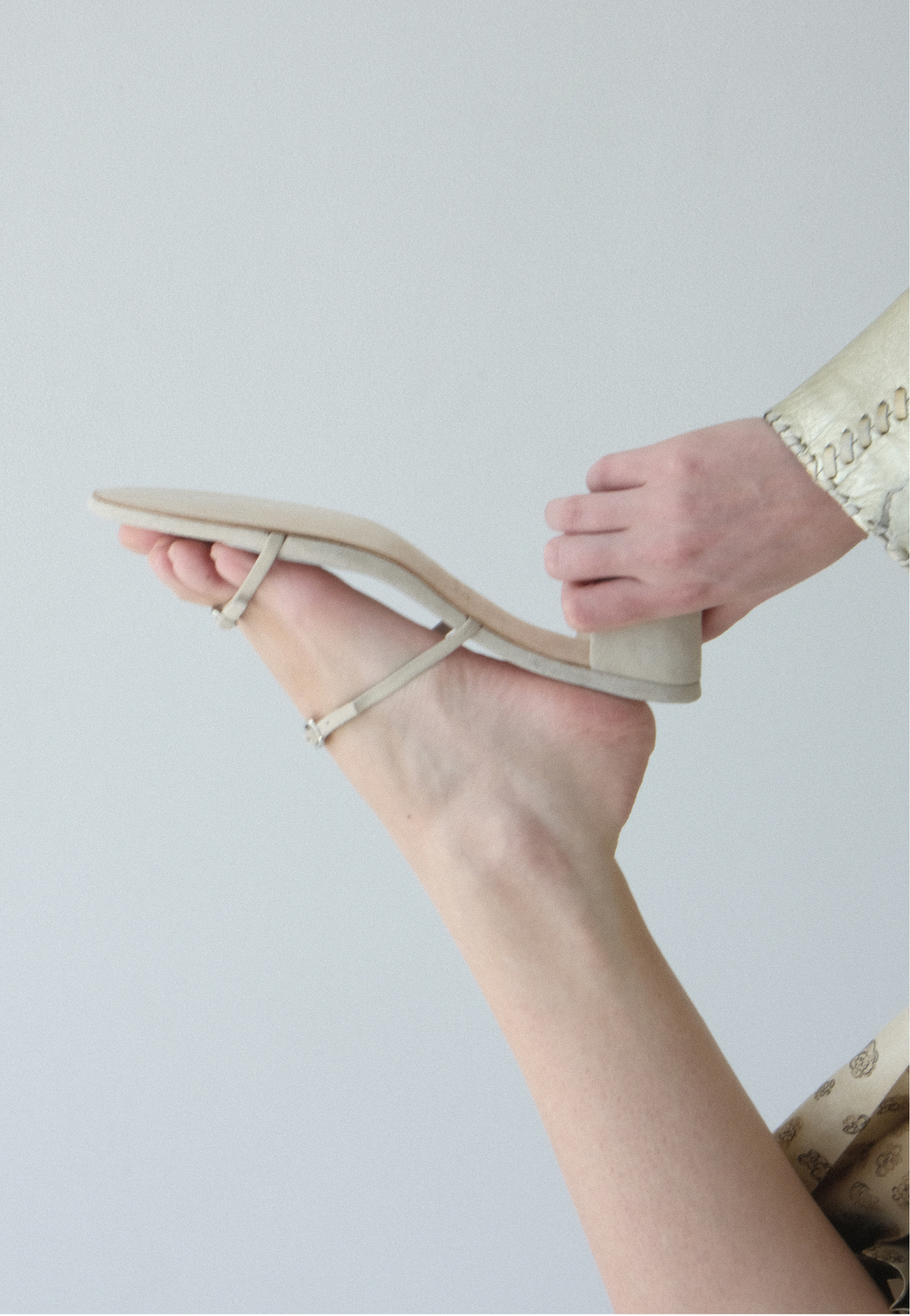 BUCKLE HEELED SANDALS | Beige Suede